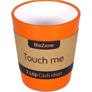 BioZone là một thương hiệu của Tập đoàn SUNHOUSE trong lĩnh vực Kitchen Tools (Đồ dùng nhà bếp), hướng đến các sản phẩm chất lượng cao nhất với giá thành phải chăng nhất. Tất cả các sản phẩm mang thương hiệu BioZone của SUNHOUSE được sản xuất trên dây chuyền công nghệ hiện đại và được kiểm soát chất lượng chặt chẽ bởi chuyên gia Hàn Quốc. Trong đó, cốc cách nhiệt 2 lớp BioZone là dòng cốc cách nhiệt cao cấp, được làm từ nguyên liệu nhựa PP Hàn Quốc, màu sắc trẻ trung, tươi tắn, an toàn với sức khỏe. CẤU TẠO 2 LỚP VỚI CHẤT LIỆU CAO CẤP Điểm nhấn xinh xắn cho không gian của bạn Cốc cách nhiệt BioZone KB-CU310PO được thiết kế tối giản, bề mặt trơn, sáng bóng, không quai cầm. Sản phẩm có màu cam tươi tắn, là một điểm nhấn xinh xắn phù hợp với nhiều không gian như phòng khách, nhà bếp, bàn làm việc,… Thân cốc cấu tạo 2 lớp Thân cốc có cấu tạo 2 lớp đều làm bằng nhựa PP của hãng Lotte Hàn Quốc, lớp ngoài được pha màu cam, lớp trong màu trắng, nổi bật. CÁCH NHIỆT TỐT, AN TOÀN VỚI SỨC KHỎE Dung tích 310ml tiện dụng Với dung tích 310ml, cốc đáp ứng tốt nhu cầu sử dụng nước uống trong sinh hoạt hàng ngày tại gia đình, văn phòng, trường học, bệnh viện,... Cách nhiệt tốt, không lo nóng tay Cốc dùng được với cả đồ uống nóng và lạnh, không nứt vỡ khi thay đổi nhiệt độ đột ngột. Với cấu tạo 2 lớp nhựa dày tới 3.5mm, cốc có khả năng cách nhiệt tốt, bạn sẽ không lo bị nóng hoặc buốt tay khi cầm cốc trực tiếp. An toàn, bền đẹp Cốc cách nhiệt BioZone được làm từ nhựa cao cấp nên rất an toàn với sức khỏe. Đặc biệt, chịu va đập tốt, không vỡ khi rơi. LƯU Ý KHI SỬ DỤNG: - Tránh va đập mạnh - Không đặt cạnh lửa, không dùng vật liệu cứng chà lên sản phẩm - Nên rửa sạch cốc ngay sau khi sử dụng đồ uống có màu để tránh làm biến đổi màu sắc lòng cốc THÔNG SỐ KỸ THUẬT: Tên sản phẩm Cốc cách nhiệt 2 lớp BioZone 310ml màu cam Nhóm sản phẩm Đồ dùng sinh hoạt Thành phần cấu tạo Thân (2 lớp) Vật liệu Thân – Nhựa PP Dung tích 310 ml Trọng lượng 82 g Đường kính miệng 85 mm Đường kính đáy 64 mm Chiều cao 98 mm Độ dày thành 3.5 mm Thương hiệu BioZone - Thương hiệu của SUNHOUSE Xuất xứ Việt Nam